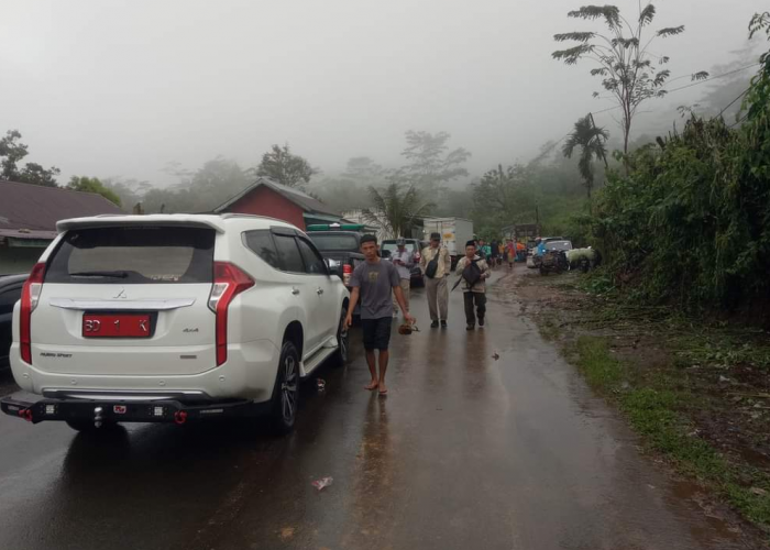 BREAKING NEWS:   Longsor Tutup Jalan Curup-Lebong, Rombongan Bupati Ikut Terjebak