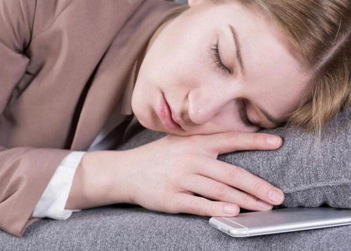 Jangan Letakkan Handphone di Bawah Bantal Saat Tidur