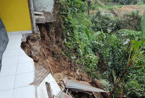 Longsor Kampung Jawa Hantam 2 Rumah