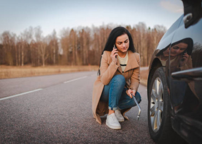 Tips Mengatasi Ban Kempes di Tengah Jalan yang Jauh Bengkel 