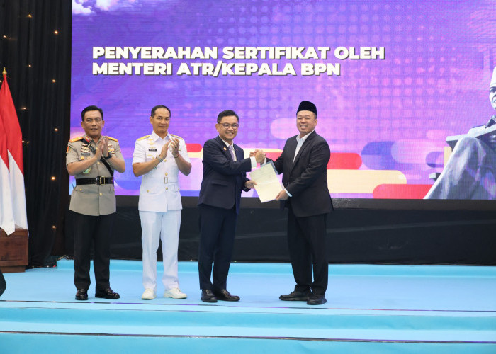  Menteri Nusron Serahkan Sertipikat Hak Pakai untuk Lemhannas RI