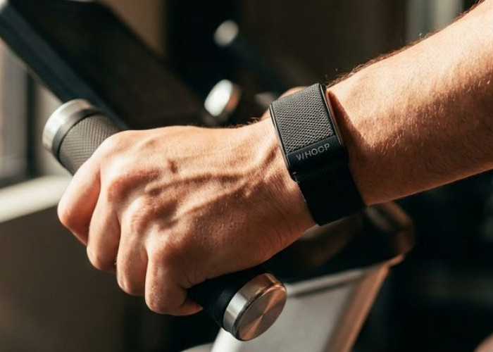 Apa Itu WHOOP? Perangkat Kesehatan yang Dipakai Deddy Corbuzier untuk Memantau Vidi Aldiano