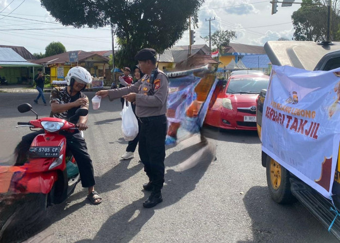 Warga Antusias Program Berbagi Takjil Polres Rejang Lebong 