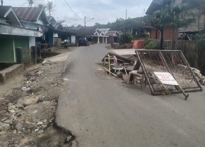 Kondisi Jalan Provinsi di Lebong Makin Parah, Warga Terpaksa Lakukan Ini!! 