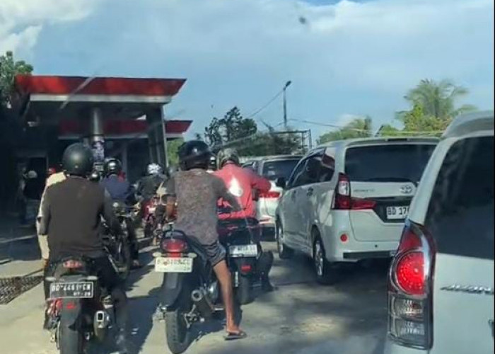 Pasokan BBM di Bengkulu Mulai Normal, Antrean Panjang di SPBU Mulai Berkurang