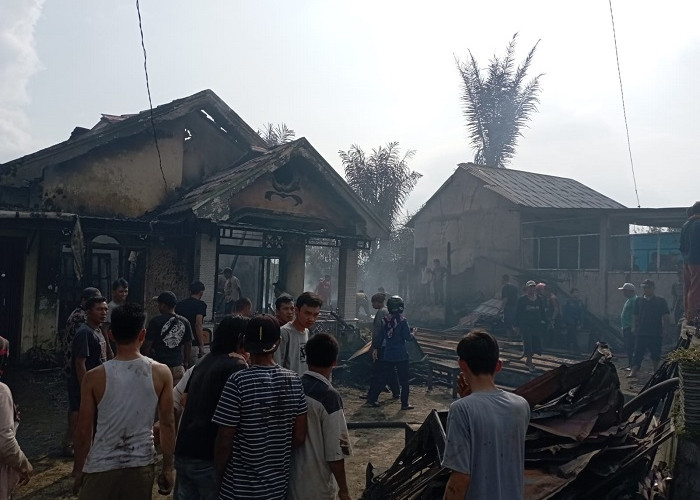 BREAKING NEWS : Rumah Mantan Kades di Kepahiang Kebakaran