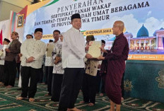 Menteri ATR/BPN Serahkan 2.532 Sertipikat Tanah Wakaf di Jatim